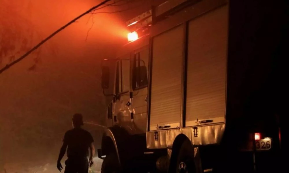 Φωτιά σε ξυλουργείο στον Άγιο Δημήτριο – Συναγερμός στην πυροσβεστική